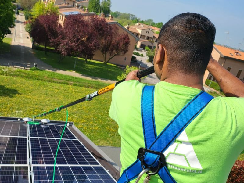 pulizia dei pannelli fotovoltaici consigli utili e costi